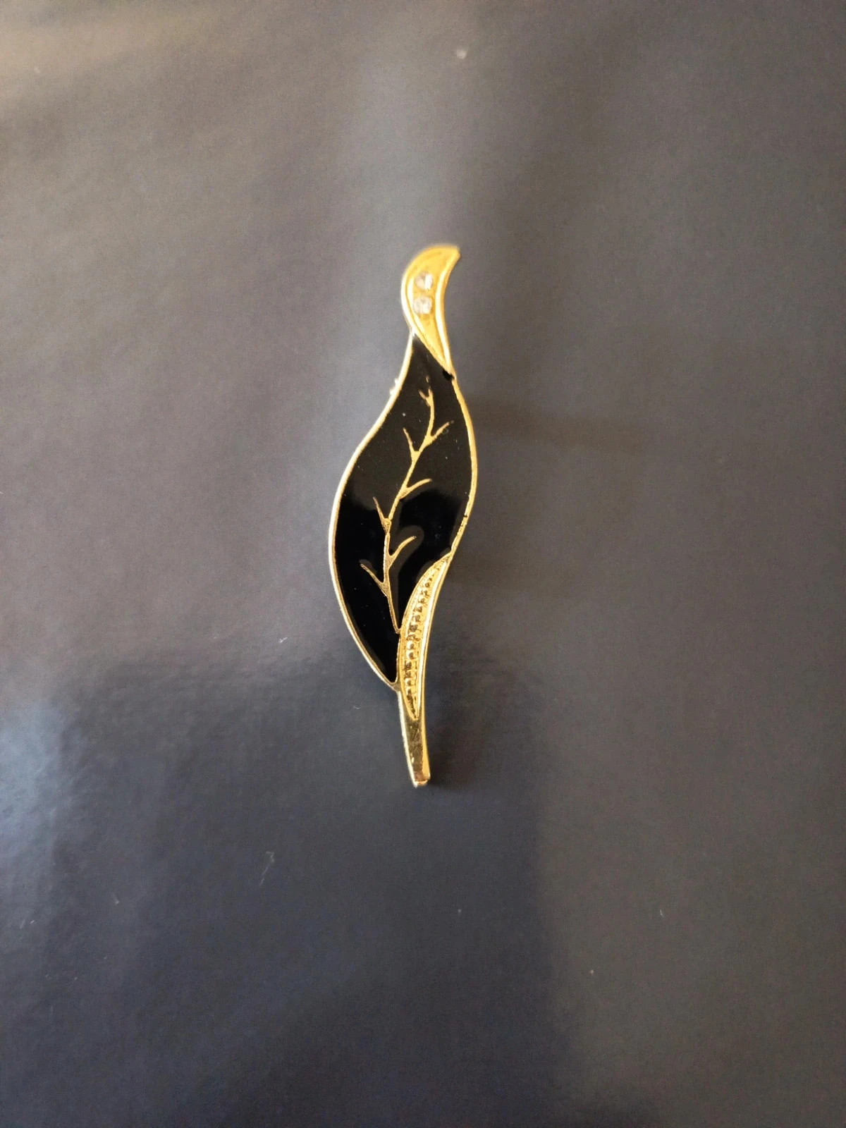 Broche doré et noire